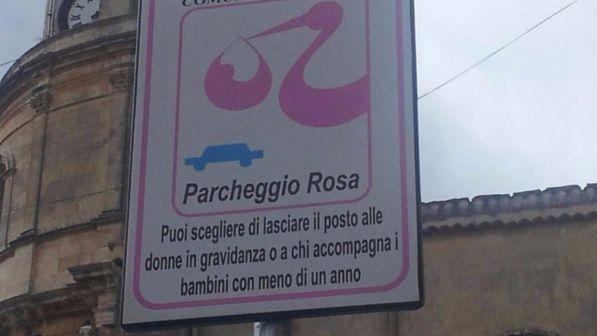 Pontida, parcheggi rosa solo per le donne etero: dopo le polemiche il comune leghista fa dietrofront