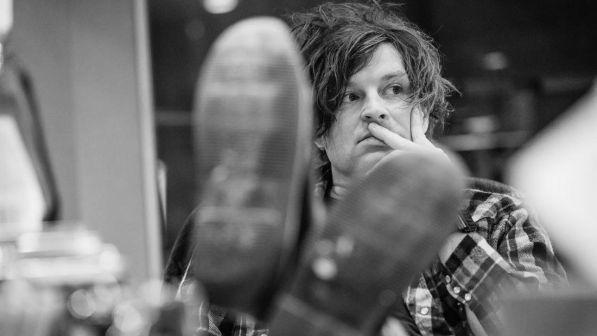 Ryan Adams accusato di molestie da diverse musiciste in un articolo del "New York Times"
