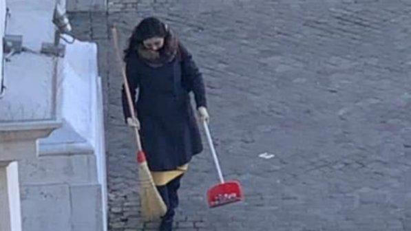 Pesaro, giapponese la donna misteriosa che ripulisce strade e marciapiedi