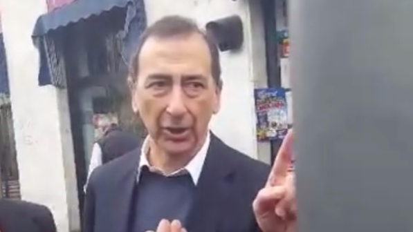 Milano, Sala contestato al Giambellino. "I conti di Expo non tornano" e lui si altera