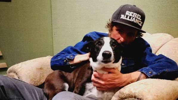 Jovanotti regala 23 quintali di mangime al canile vicino casa