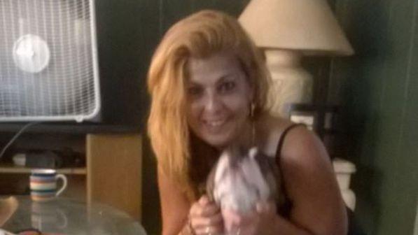 Florida, vuole mettere un maglione di Natale al suo pit bull ma il cane l'attacca