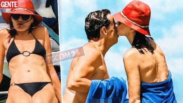Carla Bruni più bella che mai sfoggia un fisico da ragazza in barca con Sarkozy