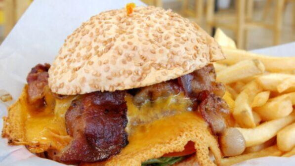 Sudafrica, si finge ispettore della qualità e mangia gratis per un anno: arrestato