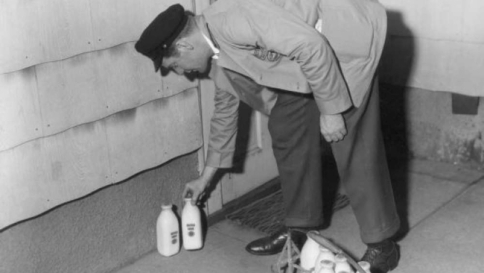 Quando la colazione bussava alla porta, il mestiere "scomparso" del lattaio