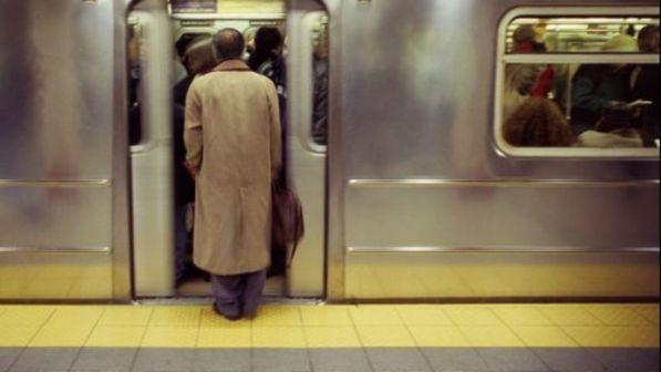 Rom picchiata in metro dopo tentato furto: insultata la giornalista intervenuta in sua difesa