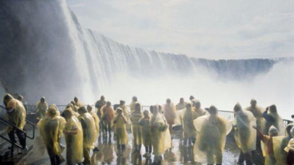 Gita alle Cascate del Niagara con soldi pubblici: indagato l'ex presidente della Confcommercio di Napoli