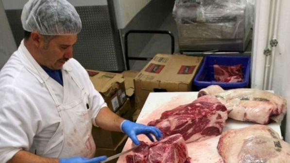 Francia, 18mila macellai chiedono <i>protezione</i> dai vegani: "Fateci lavorare"