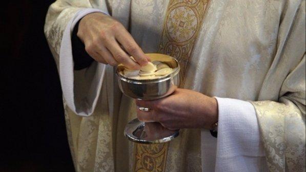 Nicaragua, donna attacca prete con acido in cattedrale