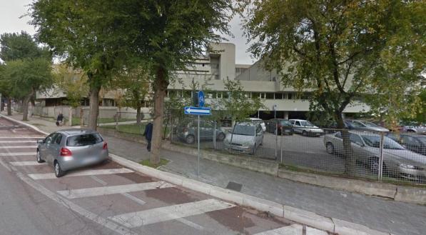 Matera: la figlia va male in matematica, il padre picchia il professore e gli lussa la spalla