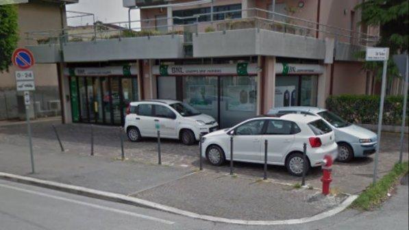 Rimini, rapinatore scambia un'agenzia per una banca: chiede scusa e se ne va