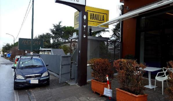 Salerno, investe giovani con auto dopo una rissa fuori dalla discoteca: 7 feriti