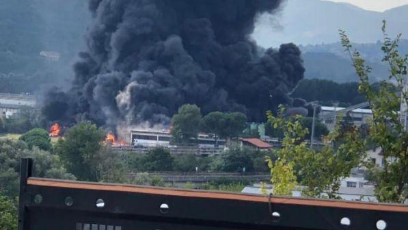 Incendio Avellino, la Procura indaga per disastro ambientale | Dalle prime analisi dell'aria nessun allarme