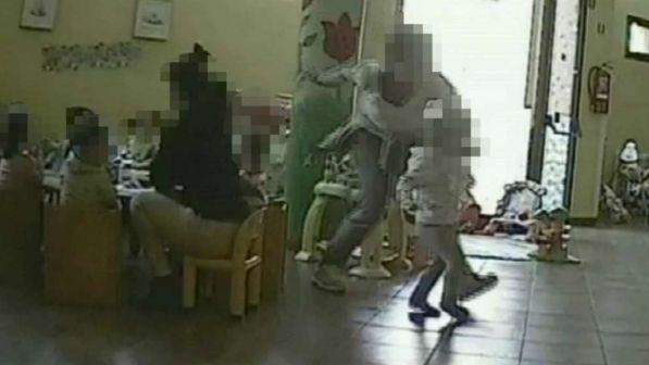 Napoli, schiaffi e percosse a bimbi dell'asilo: sospese due maestre
