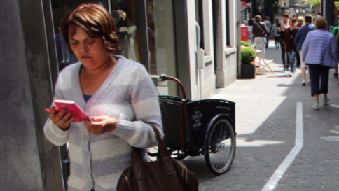 New Jersey, in arrivo il divieto di scrivere sms camminando per strada