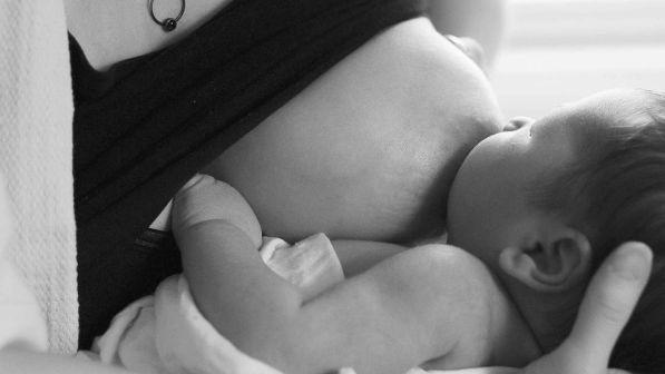 Usa, trans (nata uomo) riesce ad allattare grazie a terapia ormonale