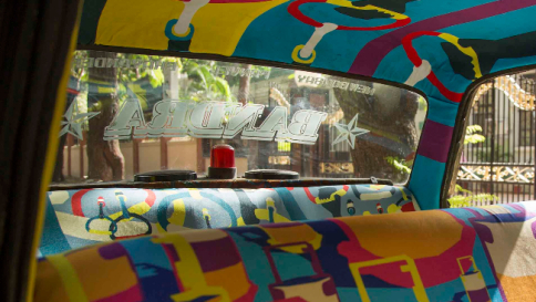 India, i taxi di Mumbai diventano opere d'arte: stampe colorate e ventata di allegria