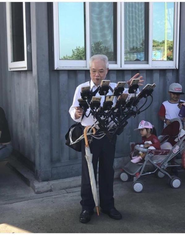 Nonno crea un accessorio per giocare a Pokémon con 11 telefoni