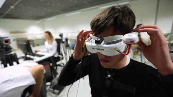 Controllare i droni utilizzando il busto: il progetto del Politecnico di Losanna