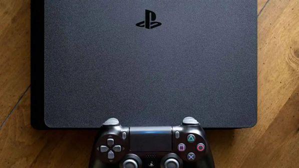 Acquista la PlayStation 4 a 9 euro pesandola al posto della verdura: arrestato