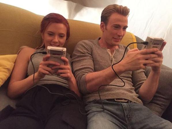 Avengers: Chris Evans e Scarlett Johansson si sfidano sul set al Game Boy