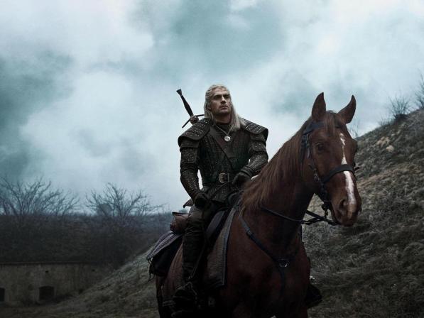 The Witcher, prima foto di Henry Cavill in sella al cavallo Rutilia