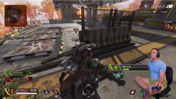 USA, giovane marine senza braccio vince una partita ad Apex Legends