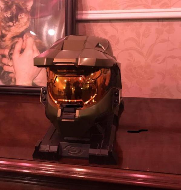 Usa: 31enne perde la vita, i genitori conservano le sue ceneri nel casco di Halo