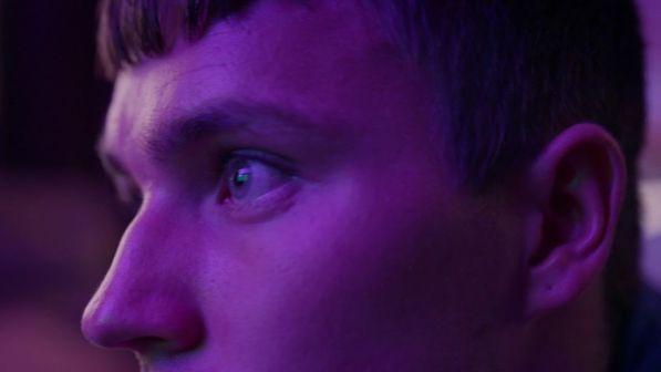 Perde a Fortnite e picchia il figlio di 11 mesi con il controller