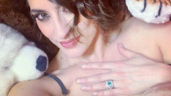 Elisa Isoardi replica a Salvini con un anello
