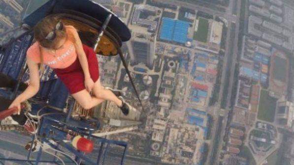 Selfie estremi, sempre più ragazzi rischiano la vita per una foto