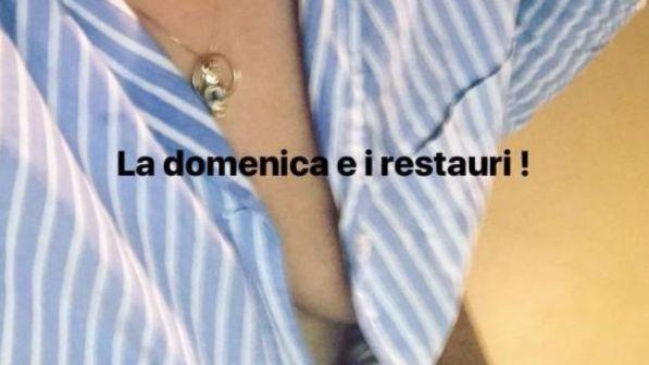 Emma Marrone, domenica di restauri... con seno birichino
