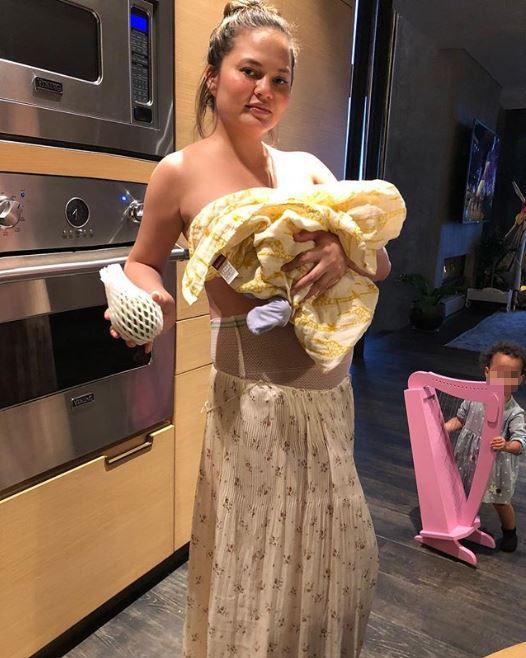 Chrissy Teigen e John Legend presentano Miles Theodore, il loro secondo figlio