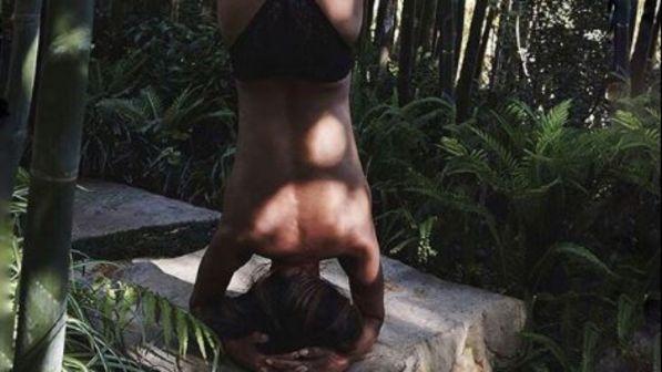 Halle Berry, verticale in topless: ma i follower notano solo i piedi... rugosi