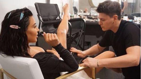 Kim Kardashian, al trucco anche le parti intime