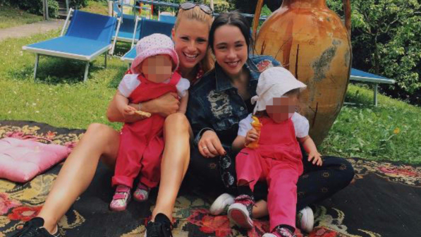Michelle Hunziker sullo scivolo con le bambine