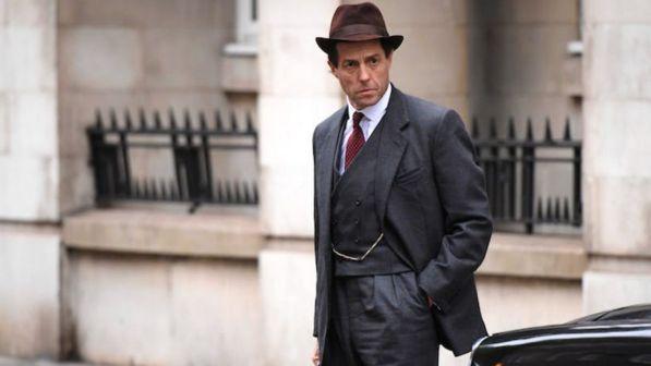 Hugh Grant torna in tv con uno scandalo molto british