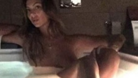 Vip seminude nella vasca da bagno