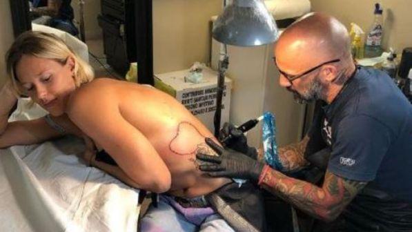 Federica Pellegrini mezza nuda per un nuovo tattoo
