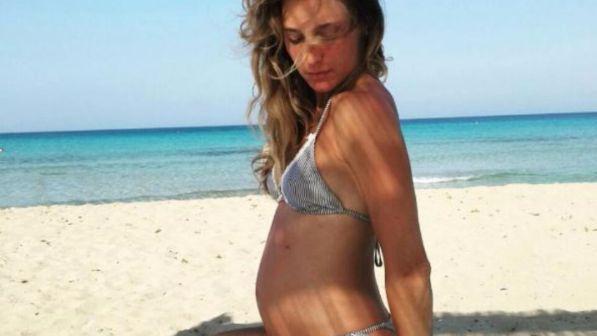 Lucilla Agosti, "terzo" pancione al sole