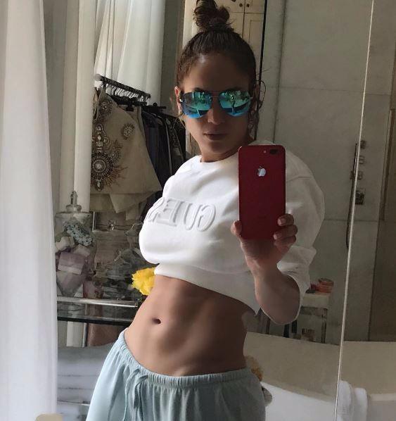 Jennifer Lopez risponde a chi l'accusa di aver alterato una foto su Instagram