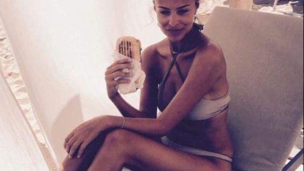 Cristina Chiabotto, spiaggiata e sexy in Sardegna senza Fabio Fulco