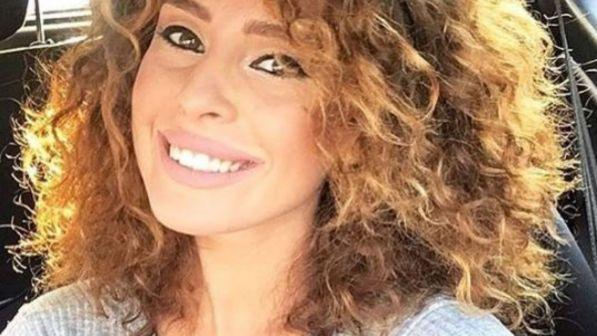 L'ex tronista Sara Affi smascherata, Maria De Filippi: "Storia mai sentita"