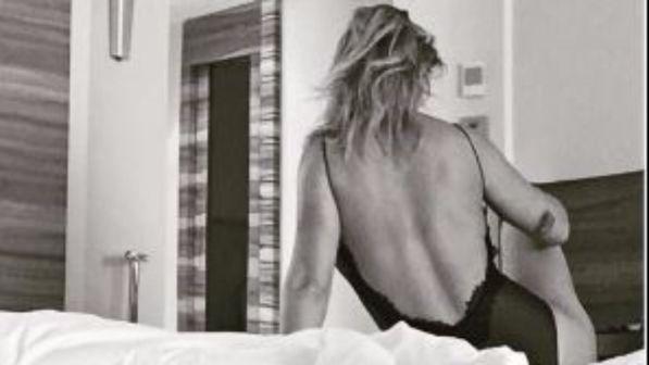 Emma Marrone, sexy body in camera da letto