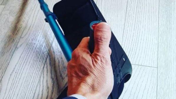 Giorgio Mastrota in stampelle, il re delle televendite si è rotto il piede