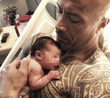Dwayne Johnson papà per la terza volta, l'annuncio social
