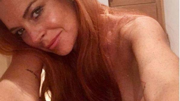 Lindsay Lohan, seno al vento su Instagram: "La gravità inizia a fare effetto"