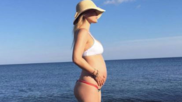 Bar Refaeli, la pancia lievita... in Grecia
