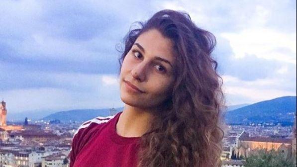 Monterotondo, 19enne uccide il padre: "Tutti sapevano delle violenze dell'uomo, ma la figlia non ne parlava"