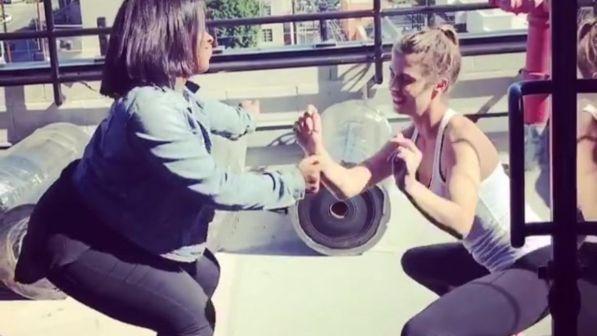 Elisabetta Canalis balla e le "canta" a Maddalena Corvaglia: "Sei una str..."